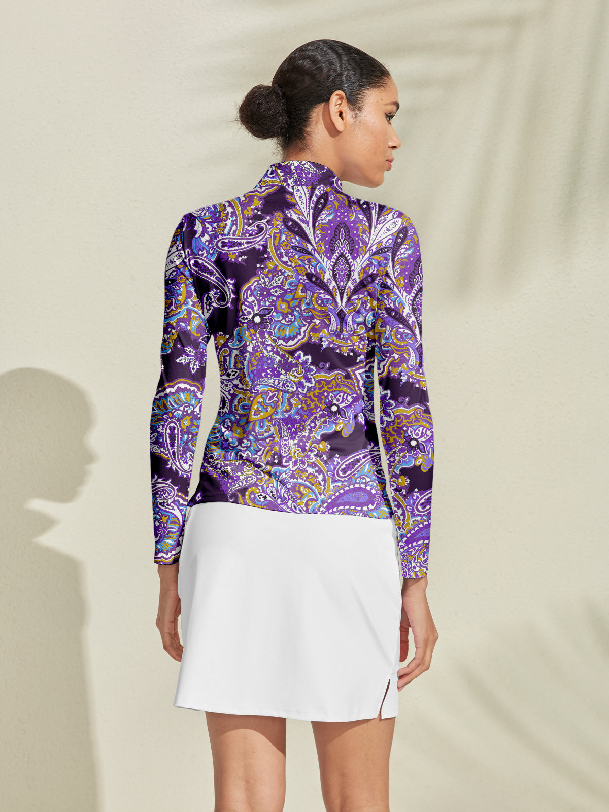 Pretty vrouwelijke golfshirt met kwartrits UPF50+