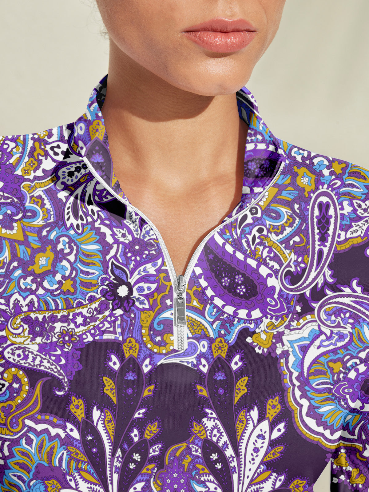 Pretty vrouwelijke golfshirt met kwartrits UPF50+