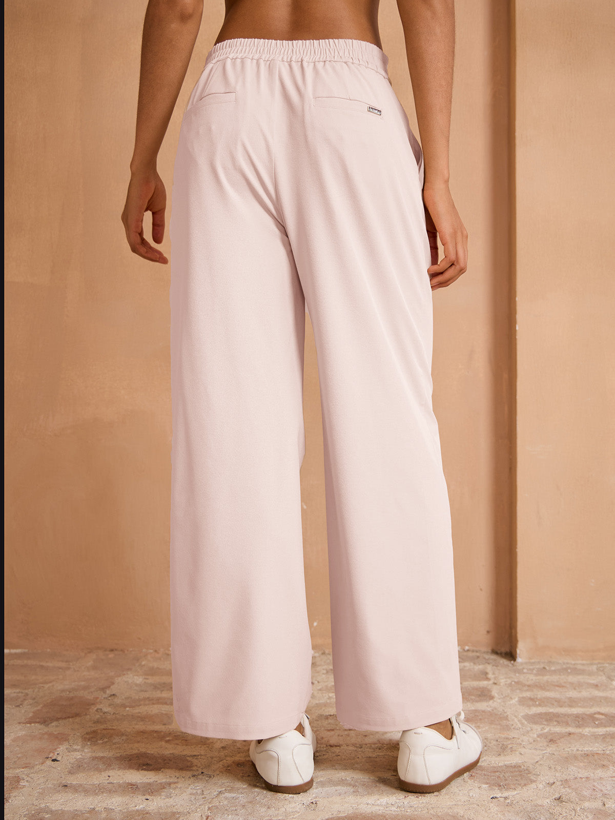 Mehr als Basic: Performance Stretchhose mit weitem Bein