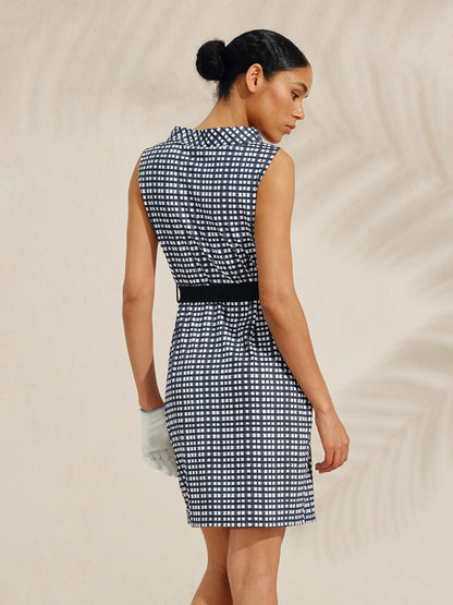 Vestido sin mangas Not So Classic con escote barco, cinturón y 36.5 pulgadas de largo