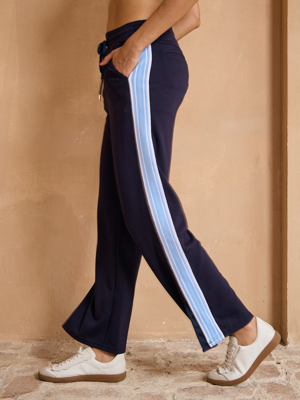 Pantalón UltraSoft de pierna ancha con cordón y ribete a rayas