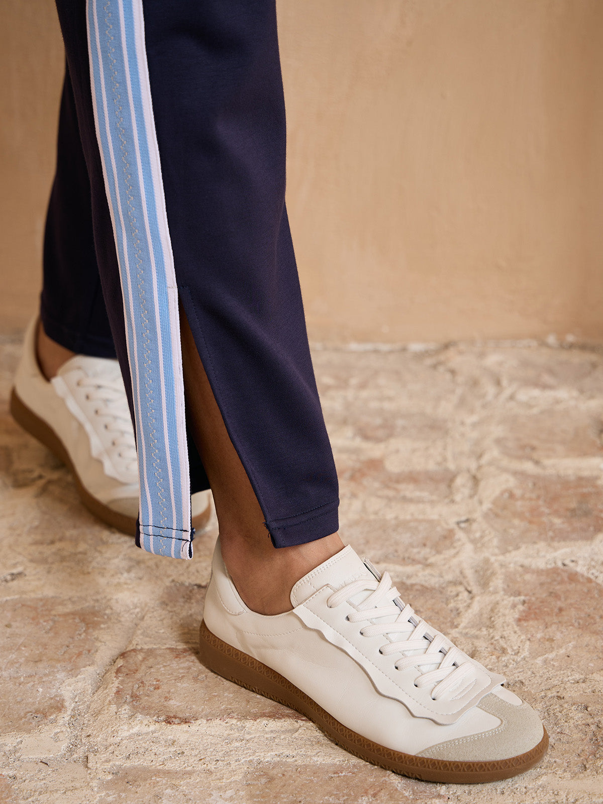 Pantalón UltraSoft de pierna ancha con cordón y ribete a rayas
