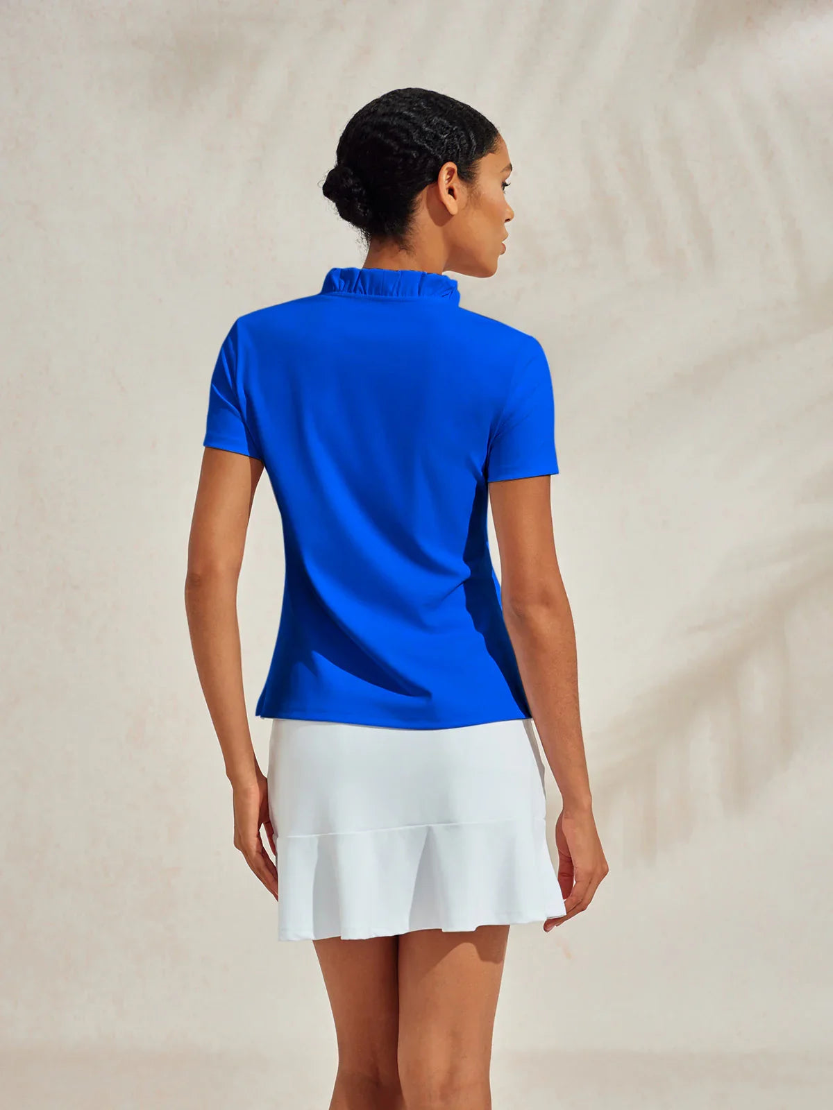 Haut polo à col en V à volants plus que basique UPF50+