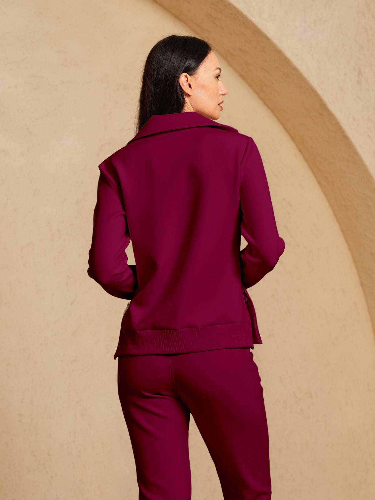 ベーシックを超えたアシンメトリーカラーのゴルフスウェットシャツ