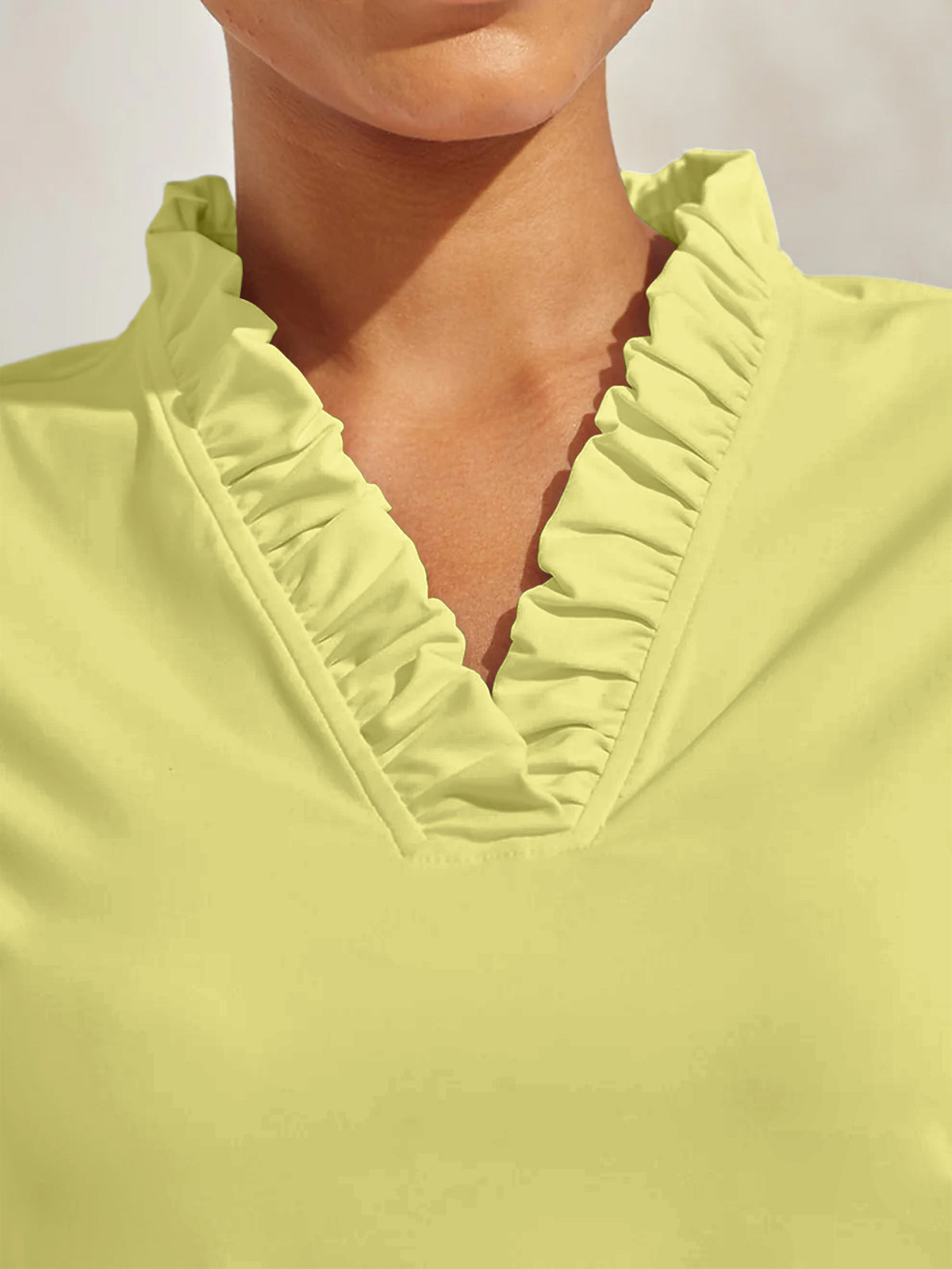 Mehr-als-Basic Rüschen-Poloshirt mit V-Ausschnitt, UPF50+