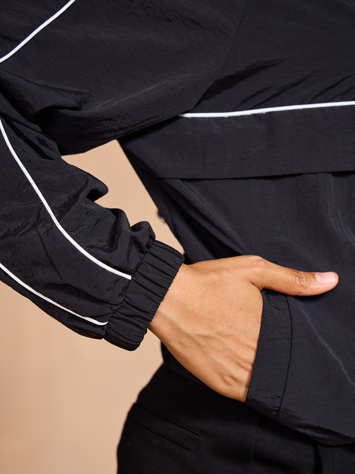 ベーシック以上の長袖トリムポケットスウェットシャツ