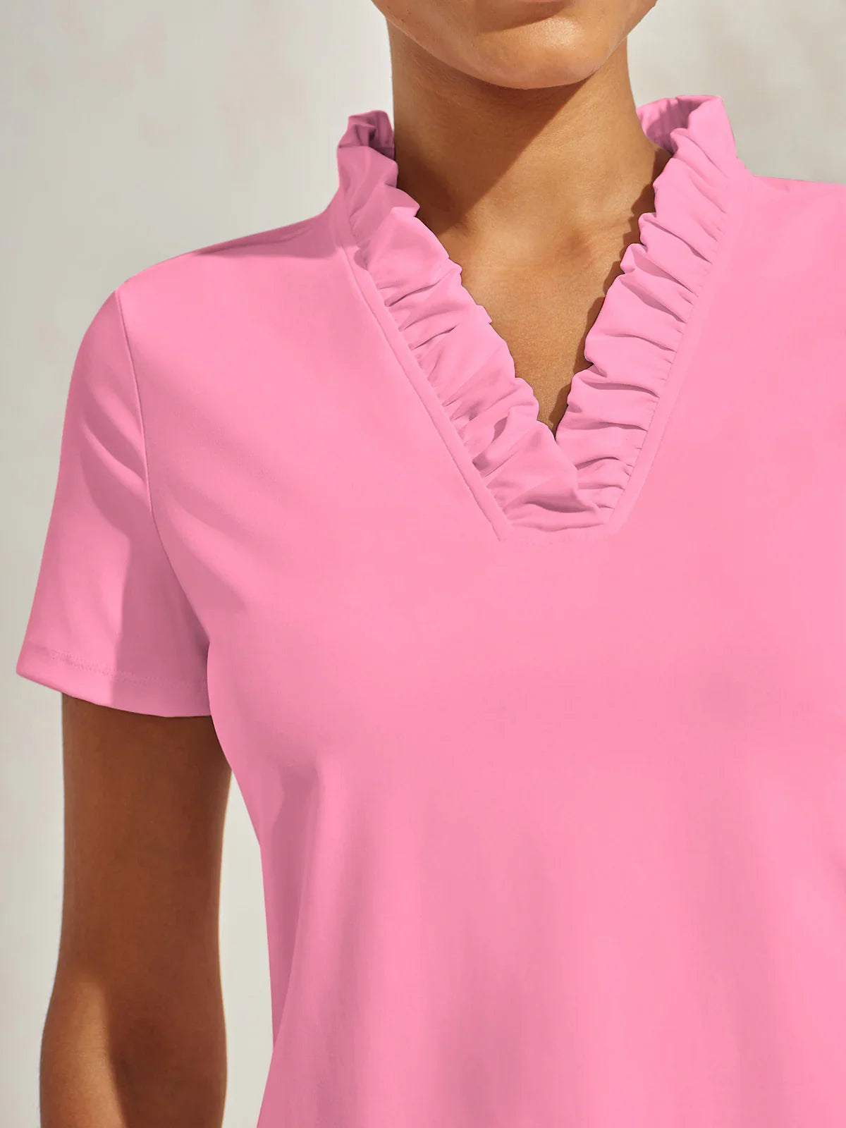 ベーシック以上のラッフルVネックポロトップ UPF50+ – Acegolfs