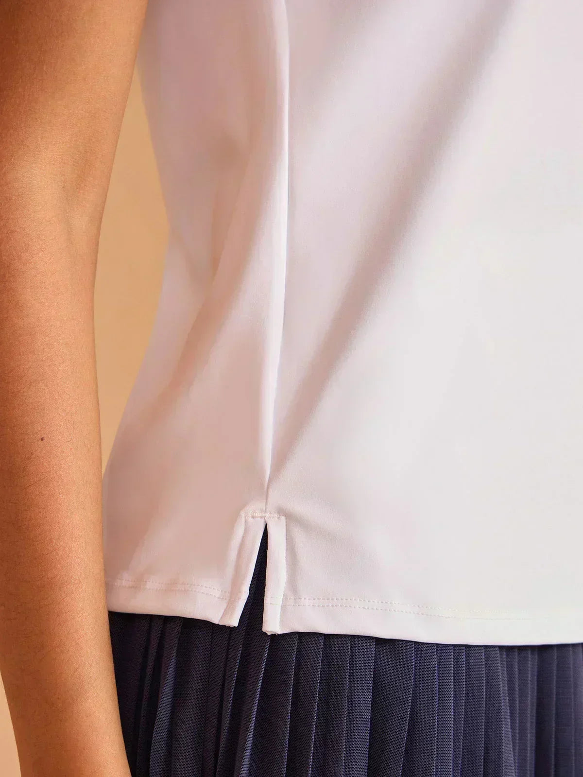 ベーシック以上のラッフルVネックタンクトップ UPF50+