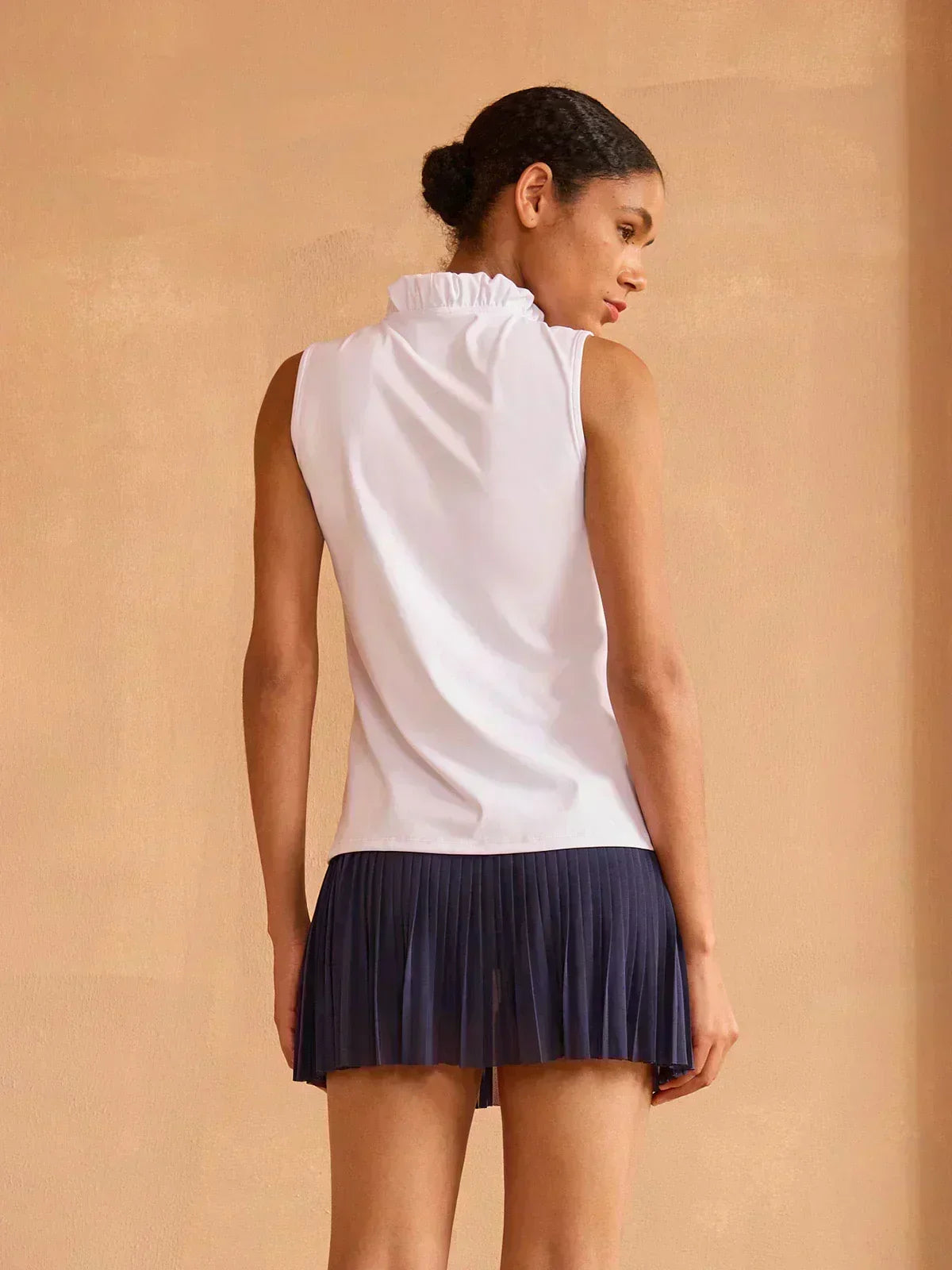 ベーシック以上のラッフルVネックタンクトップ UPF50+