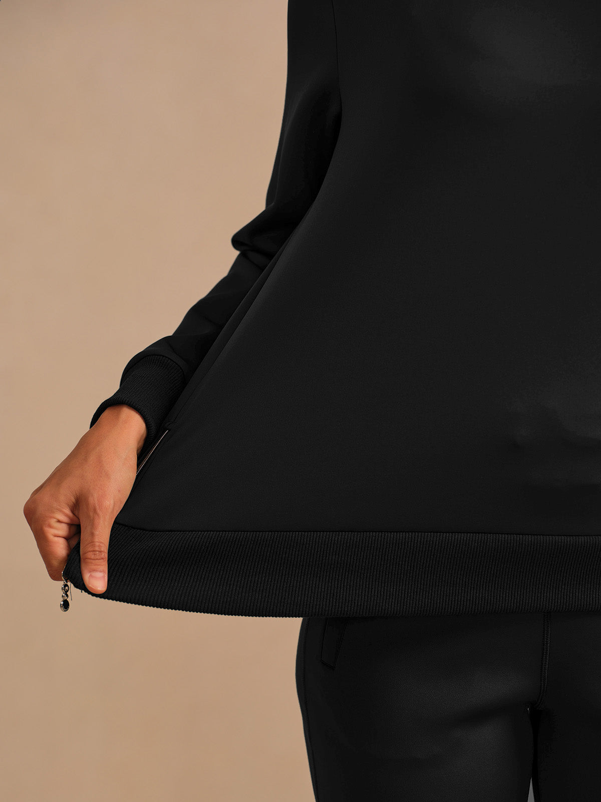 ベーシックを超えたアシンメトリーカラーのゴルフスウェットシャツ