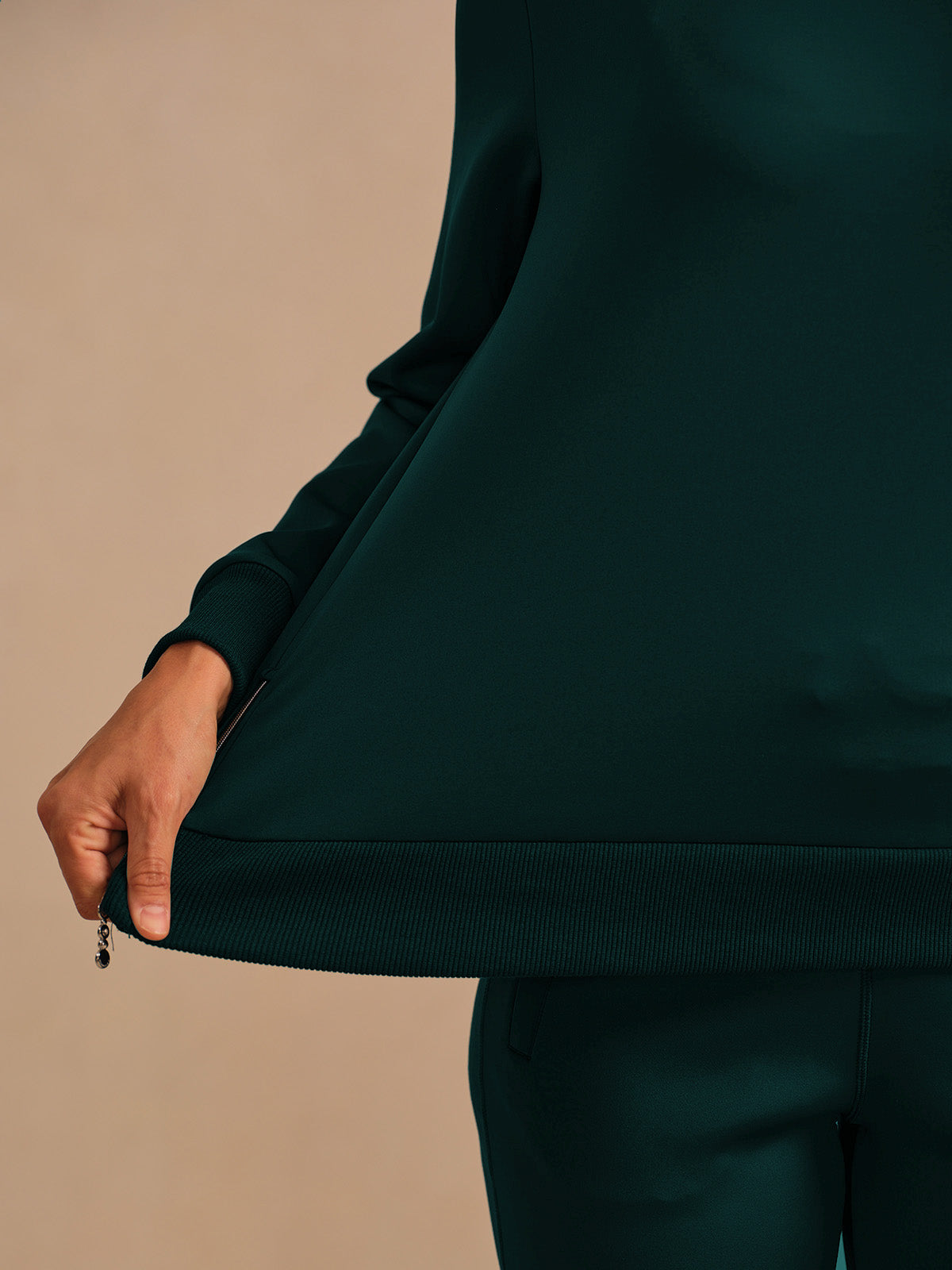 ベーシックを超えたアシンメトリーカラーのゴルフスウェットシャツ