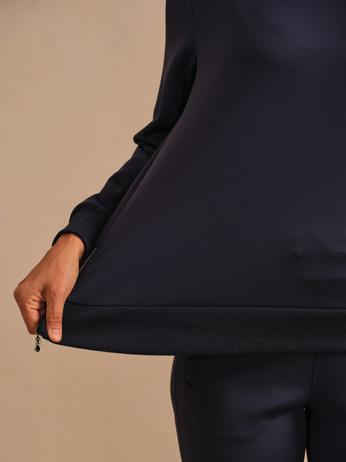 ベーシックを超えたアシンメトリーカラーのゴルフスウェットシャツ