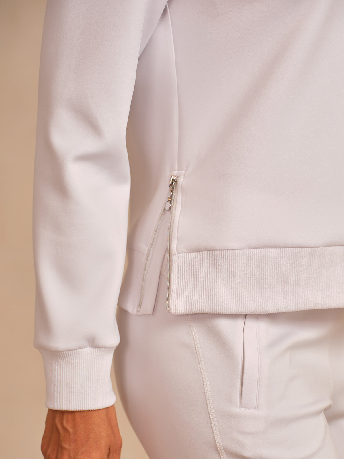 ベーシックを超えたアシンメトリーカラーのゴルフスウェットシャツ