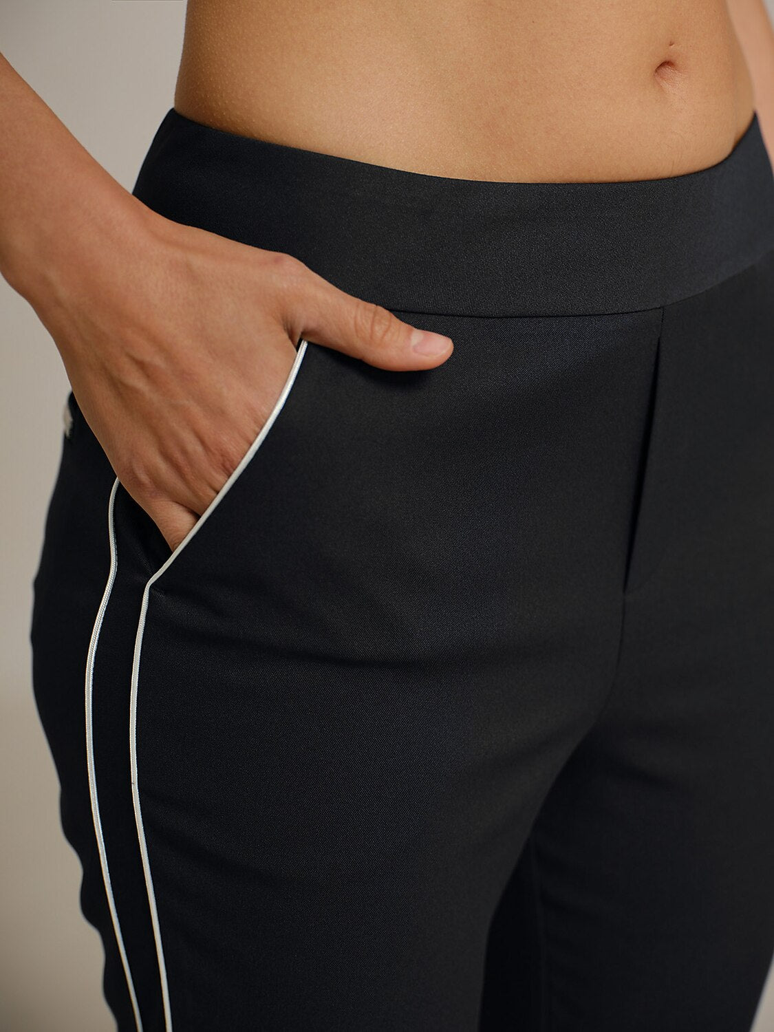 Eagle 28 Inch Performance Stretch Trimmed Ankle Pants