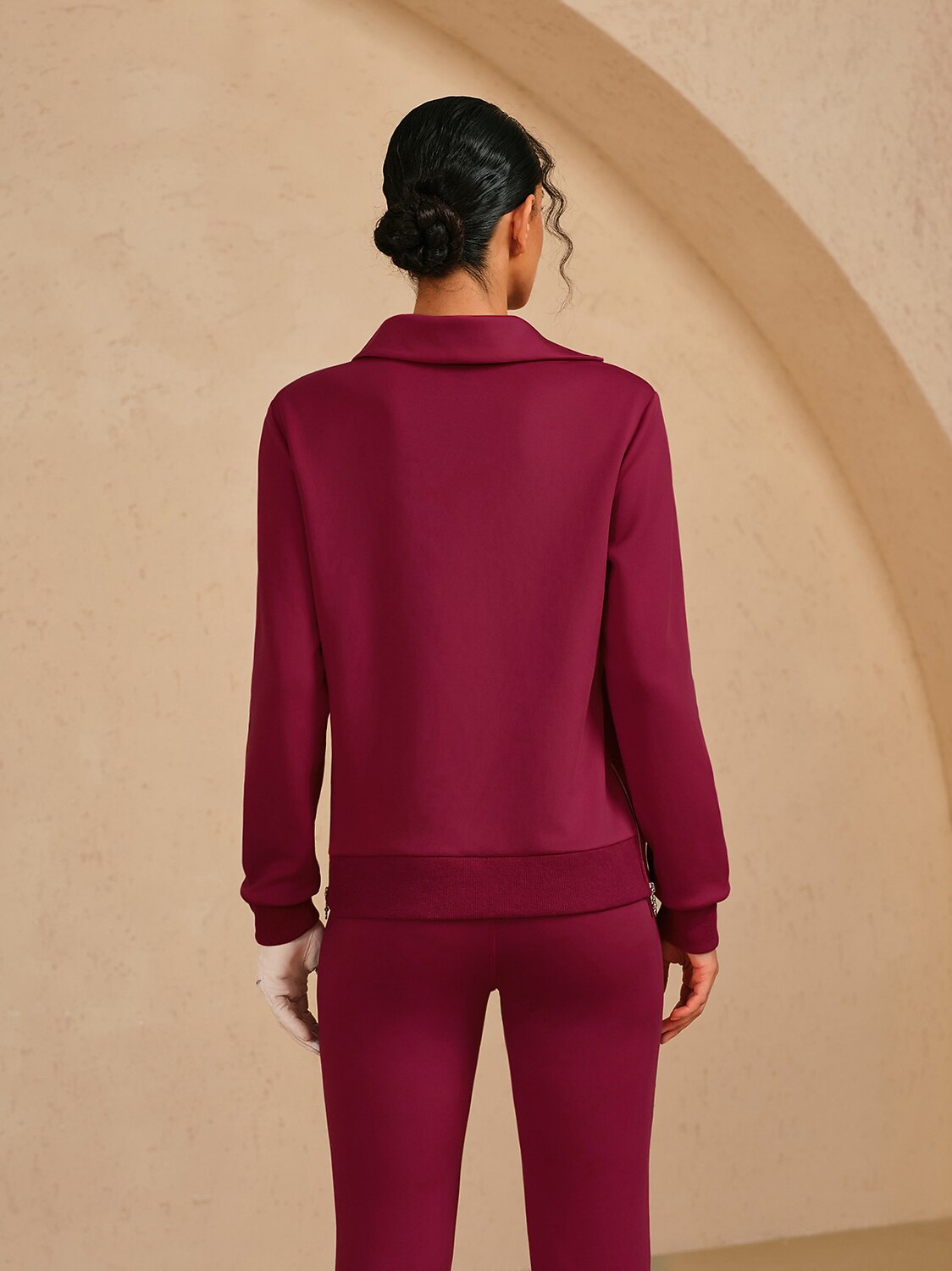 ベーシックを超えたアシンメトリーカラーのゴルフスウェットシャツ