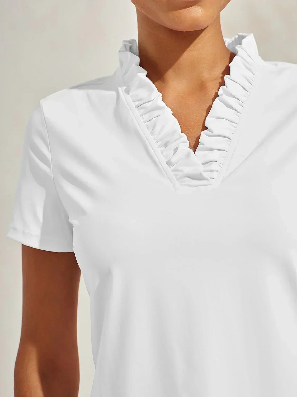 ベーシック以上のラッフルVネックポロトップ UPF50+ – Acegolfs