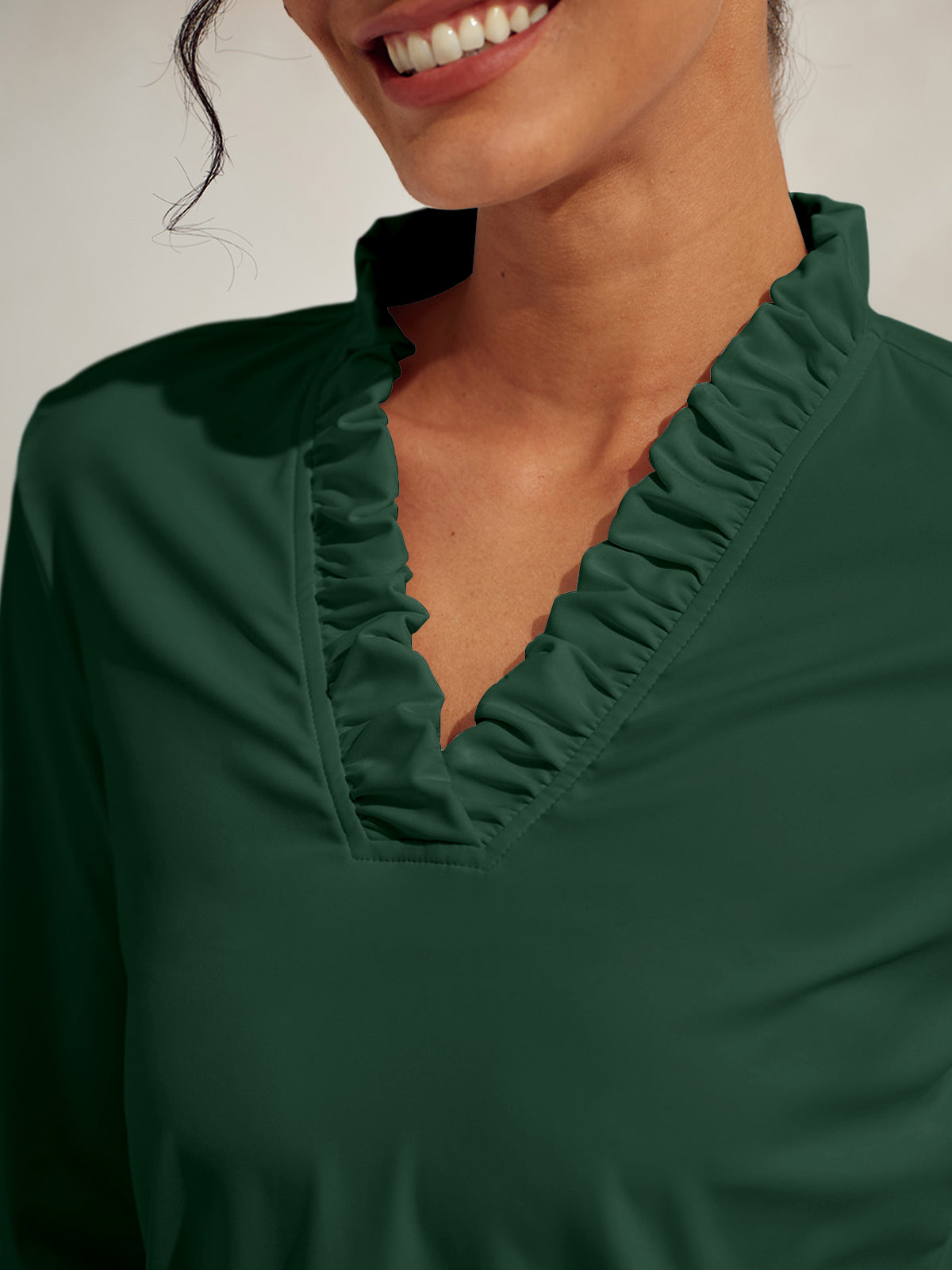 More Than Basic Polo Top con Cuello en V y Volantes UPF50+